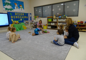 dzieci segregują dinozaury to obręczy