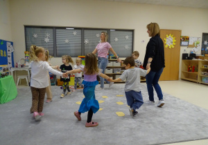 dzieci podczas zabawy ruchowej