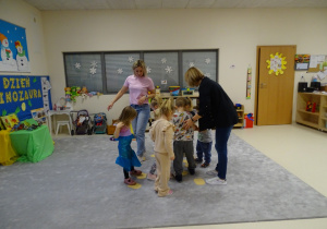 dzieci podczas zabawy ruchowej