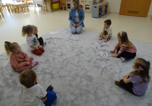 dzieci oglądają szkielet dinozaurów