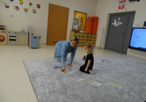 dziecko układa odpowiedni szkielet