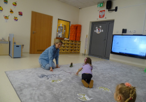 dziecko układa odpowiedni szkielet