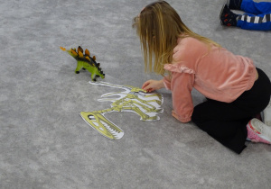 dziecko układa odpowiedni szkielet