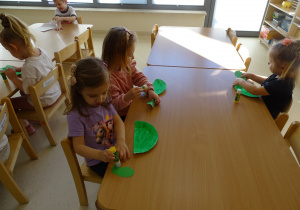 dzieci wykonują dinozaura z papieru