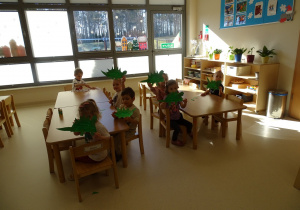 dzieci z dinozaurami