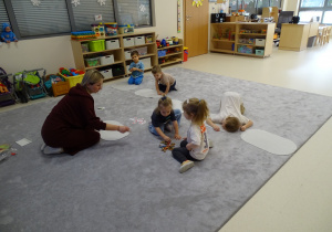 dzieci wybierają dinozaury