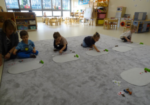 dzieci układają według rytmu