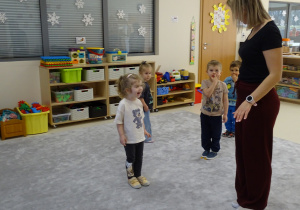 dzieci podczas zabawy