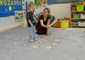 dziecko idzie według kodu