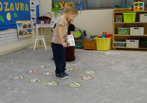 dziecko idzie według kodu