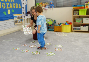 dziecko idzie według kodu