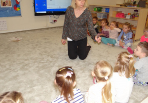 03 Dzieci poznają postać Markotka z Krainy Smutku