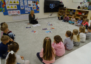 06 Dzieci słuchają bajki o Markotku