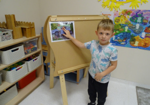 07 Chłopiec pokazuje obrazek