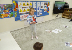 08 Dziewczynka pokazuje obrazek