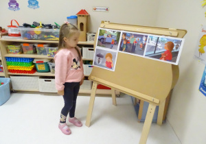 09 Dziewczynka pokazuje obrazek