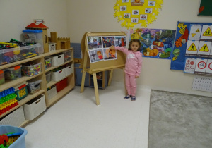 10 Dziewczynka pokazuje obrazek