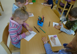 12 Dzieci kolorują pstać Markotka jako wklejkę do zeszytu emocji