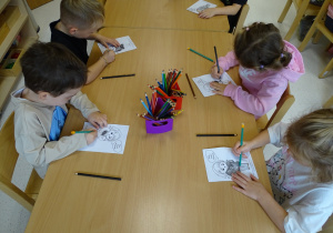 13 Dzieci kolorują pstać Markotka jako wklejkę do zeszytu emocji