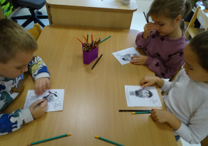 14 Dzieci kolorują pstać Markotka jako wklejkę do zeszytu emocji