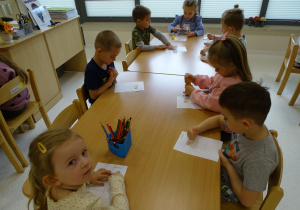 15 Dzieci kolorują pstać Markotka jako wklejkę do zeszytu emocji