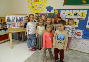 16 Dzieci stoją pod chmurką podczas zabawy określającej Ich emocje w danej sytuacji