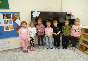 17 Dzieci stoją pod chmurką podczas zabawy określającej Ich emocje w danej sytuacji