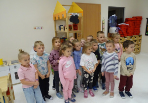 18 Dzieci stoją pod chmurką podczas zabawy określającej Ich emocje w danej sytuacji