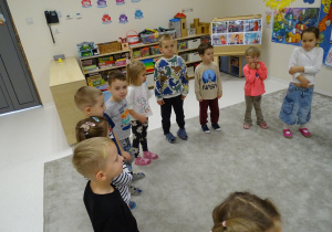 19 Dzieci pokazują smutną minę