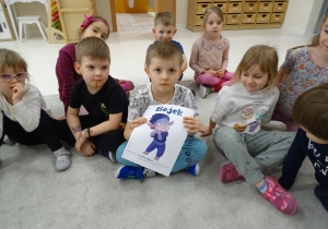 03 Chłopiec pokazuje obrazek Bojka z Wyspy Strachu