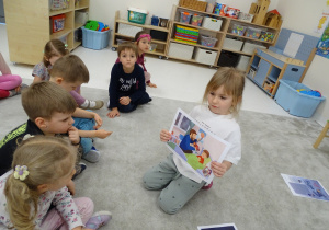 04 Dziewczynka pokazuje obrazek z opowiadania o emocji strachu