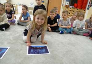 05 Dziewczynka pokazuje obrazek z opowiadania o emocji strachu