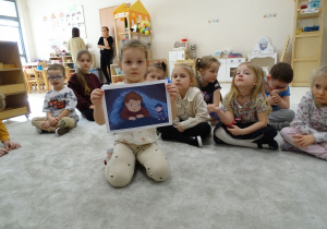 06 Dziewczynka pokazuje obrazek z opowiadania o emocji strachu