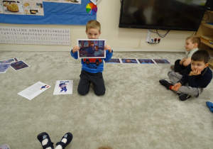 08 Chłopiec pokazuje obrazek