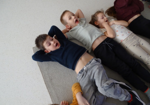 12 Dzieci pokazują miną emocję strachu