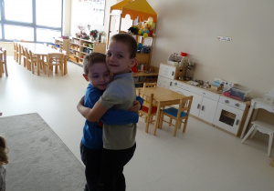 15 Chłopcy sie przytulają