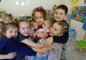 17 Dzieci we wspólnym uścisku