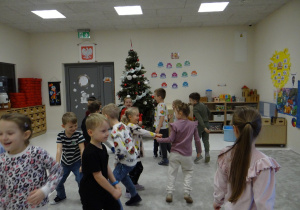 01 Dzieci tańczą do piosenki o Czuciakach