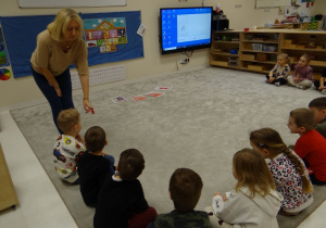 02 Dzieci poznają jak wygląda Gniewek z Wyspy Złości