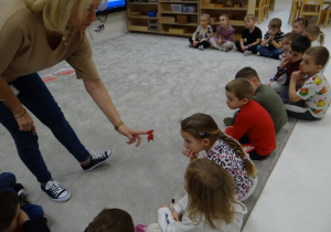 03 Dzieci poznają jak wygląda Gniewek z Wyspy Złości