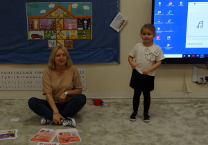 06 DZiewczynka pokazuje minę kiedy się złości