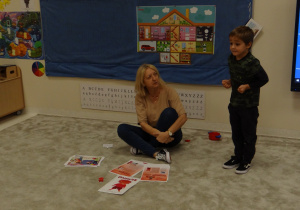 07 Chłopiec pokazuje minę kiedy się złości