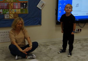 08 Chłopiec pokazuje minę kiedy się złości