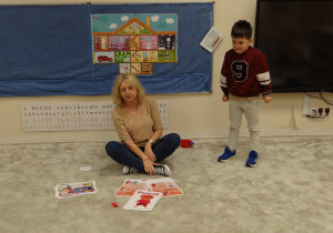 09 Chłopiec pokazuje ,inę kiedy się złości