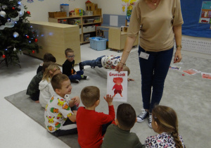 11 Dzieci patrzą na obrazek Gniewka