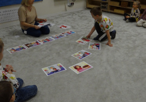 15 Chłopiec szuka kolejnego obrazka opowiadania