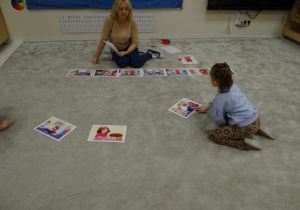 16 Dziewczynka opowiada na temat obrazka