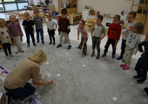 18 Dzieci podczas zabawy z emocjami