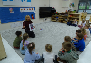 01 Dzieci patrzą na obrazek Pana Łał z Wyspy Zdziwienia