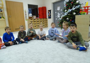 04 Dzieci pokazują zdziwioną minę